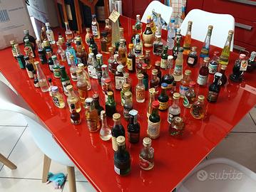 bottiglie di mignon liquori Vino e Coca-cola 