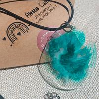 Collana con ciondolo in resina