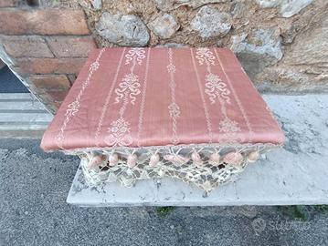 Poggiapiedi in legno con rivestimento