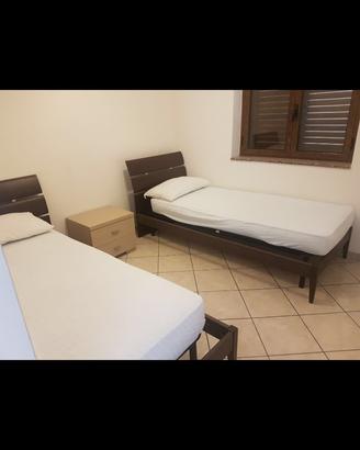 2 letti singoli in legno con materassi