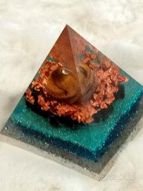 Piramide Orgonite sfera Occhio di Tigre 
