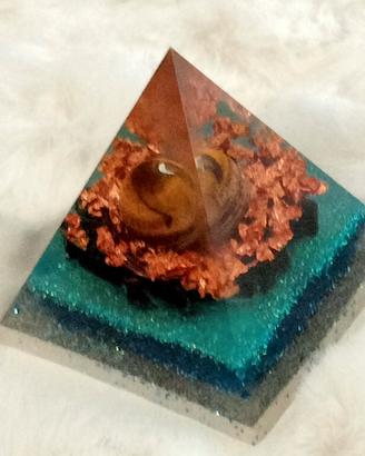 Piramide Orgonite sfera Occhio di Tigre 