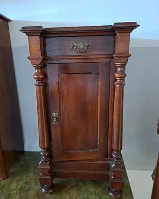 comodino in legno massello