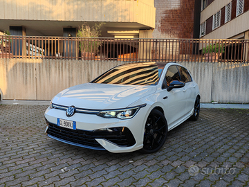 VW Golf 8 R performance 400 cv