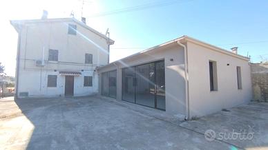 Casa a schiera con corte