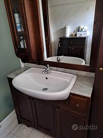 mobile bagno con lavabo e specchio