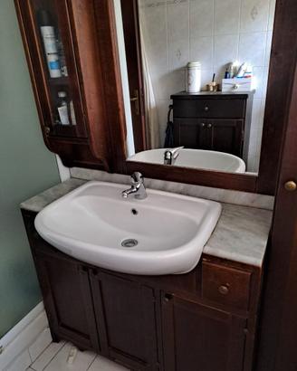 mobile bagno con lavabo e specchio