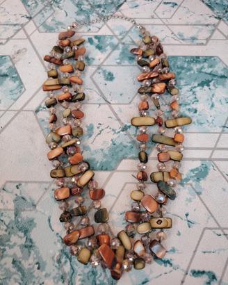 collana multistrato con pietre naturali