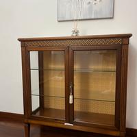 Vetrina in legno con ante in vetro