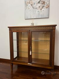 Vetrina in legno con ante in vetro