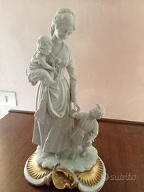 Statuina Capodimonte mamma con bambini 