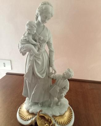Statuina Capodimonte mamma con bambini 