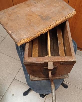 Zangola in legno manuale antica