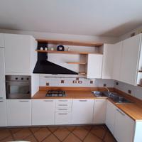 Arredo cucina con elettrodomestici e bagno