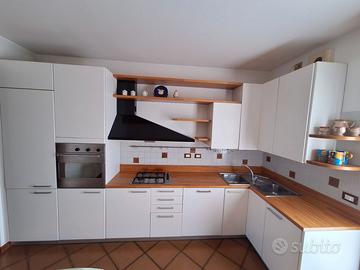 Arredo cucina con elettrodomestici e bagno