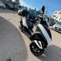 piaggio mp3 300 guidabile con patente B