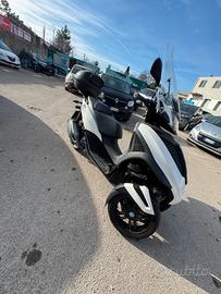 piaggio mp3 300 guidabile con patente B