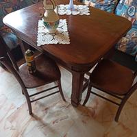 tavolo antico con due sedie 
