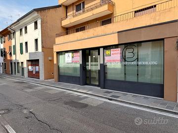 Negozio vetrinato in zona Piazza Garibaldi