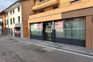 Negozio vetrinato in zona Piazza Garibaldi