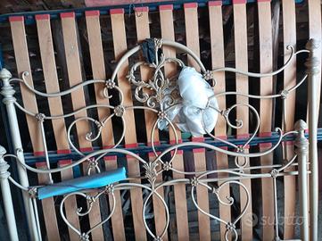 letto matrimoniale in ferro battuto decapato beige