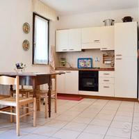 Cucina,soggiorno,tavolo e seggiole