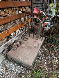 Bilancia da terra antica con pesi