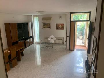 VILLA A SCHIERA D'ANGOLO A TERNI