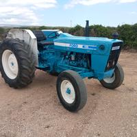 Trattore Ford 4100 con attrezzatura