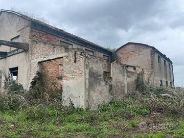 Immobile di 820 m² con 2 locali a Conselice