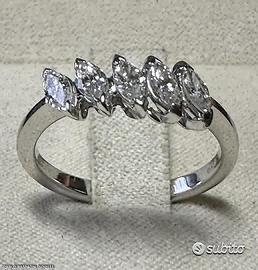 ANELLO IN ORO 18kt. CON DIAMANTI NAVETTE NATURALI