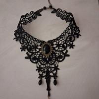 Collana girocollo in pizzo nero con pendente