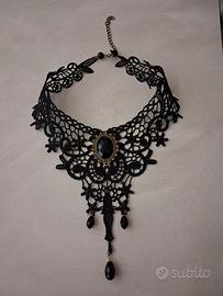 Collana girocollo in pizzo nero con pendente