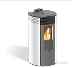 Stufa a pellet design 8,87 Kw usata pochissimo