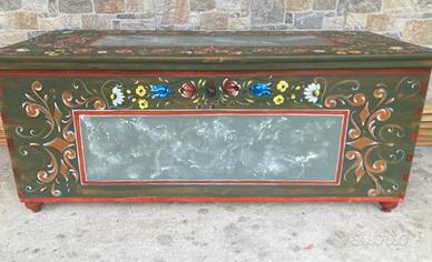 Baule decorato a mano