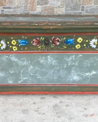 Baule decorato a mano