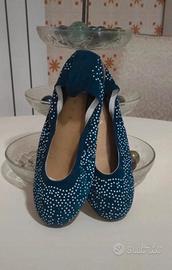 Ballerine blu in pelle scamosciata con pois e stra