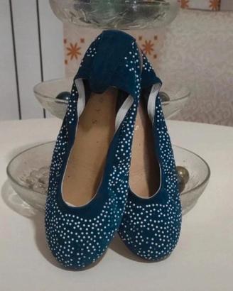 Ballerine blu in pelle scamosciata con pois e stra