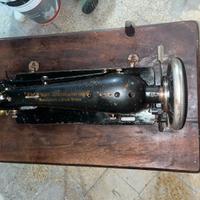 Macchina da cucire Singer antica