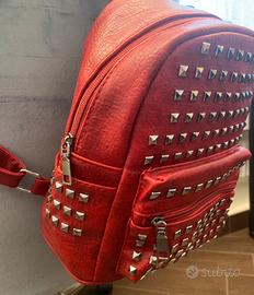 Zaino rosso con borchie in similpelle