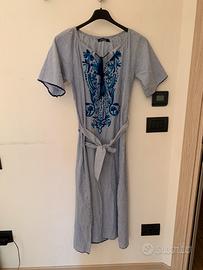 Vestito estivo a righe azzurre con ricami blu