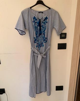 Vestito estivo a righe azzurre con ricami blu