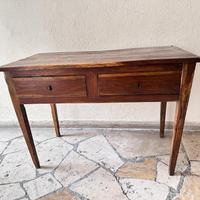 Tavoli  divano antichi e tanti mobili eleganti