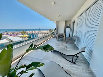 Terrazzo fronte mare e accesso diretto spiaggia