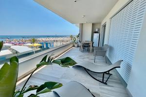 Terrazzo fronte mare e accesso diretto spiaggia