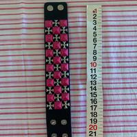 Bracciale in pelle con borchie argentate e fucsia