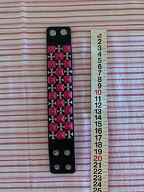 Bracciale in pelle con borchie argentate e fucsia