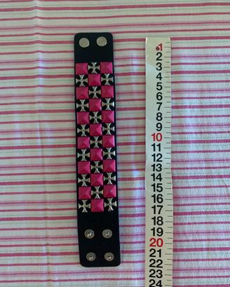 Bracciale in pelle con borchie argentate e fucsia