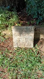 Pietra antica con scritte
