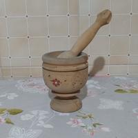 Mortaio antico on legno dipinto